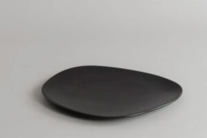 PLATO IRREGULAR 27 CM MODELO KARBON