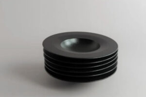 PLATO HONDO 23 CM NEGRO